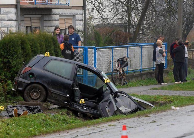 Autom se zabio u stup, poginula suvozačica