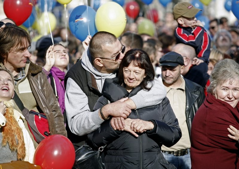 Stotine ljudi grlilo se na Zrinjevcu