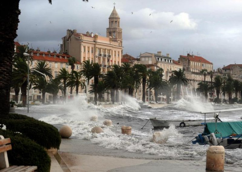 Olujno jugo potopilo Dalmaciju