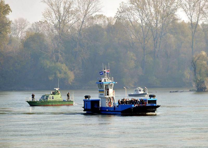 Young people from Vukovar, Zagreb, Belgrade throw roses into Vuka river