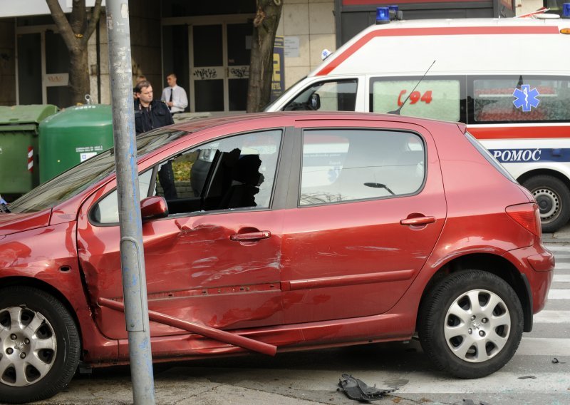 Više ozlijeđenih u sudaru Hitne pomoći i auta