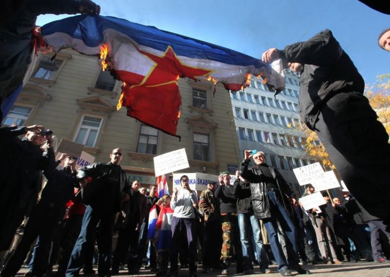 Pravaši zapalili jugoslavensku zastavu