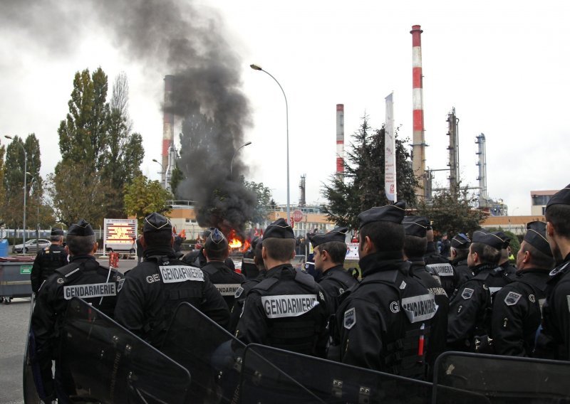 Policija silom preuzela rafineriju kod Pariza