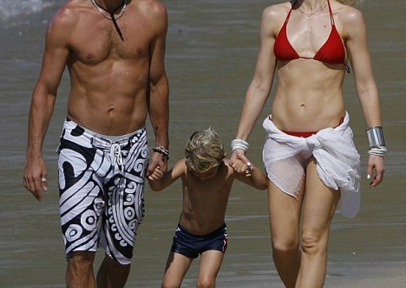 Gwen Stefani u minijaturnom crvenom bikiniju