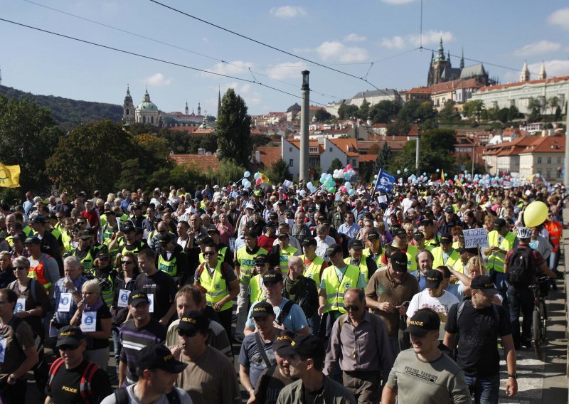 Prag: Tisuće policajaca i vatrogasaca u štrajku