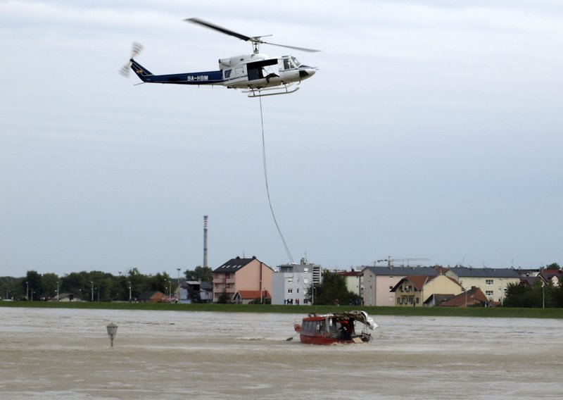 Helikopterom spasili vlasnika broda