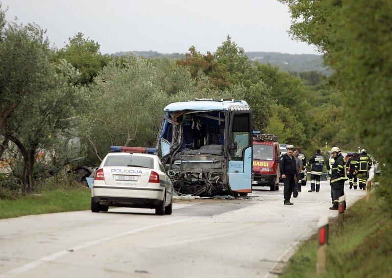 U sudaru autobusa i kamiona 13 ozlijeđenih