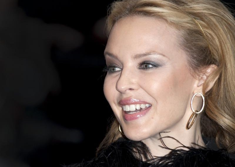 Kylie Minogue omotana perjem
