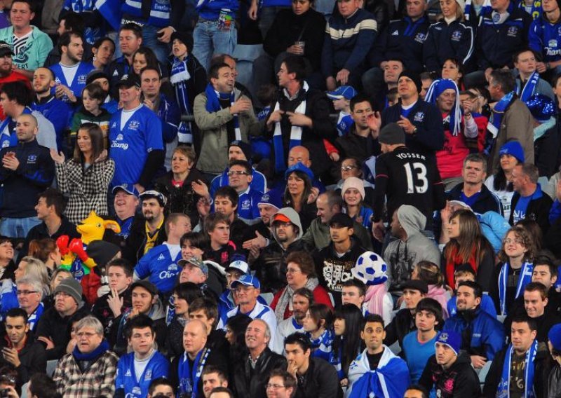 Navijač 'redsa' zalutao među fanove Evertona