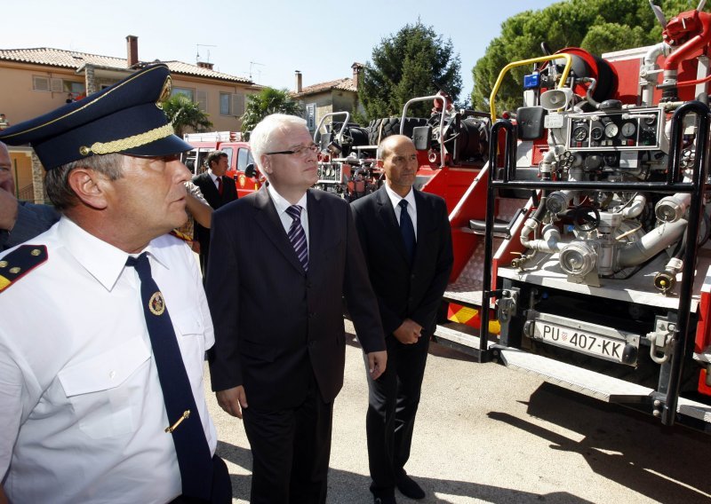 Predsjednik Josipović družio se s vatrogascima