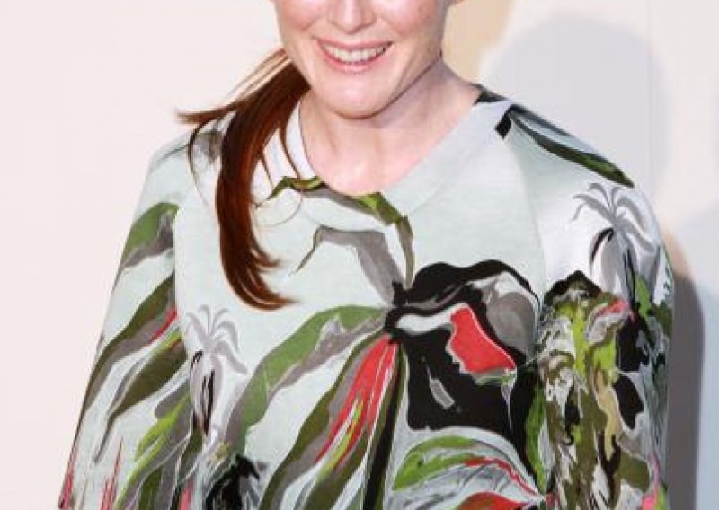 Julianne Moore odjevena kao papiga