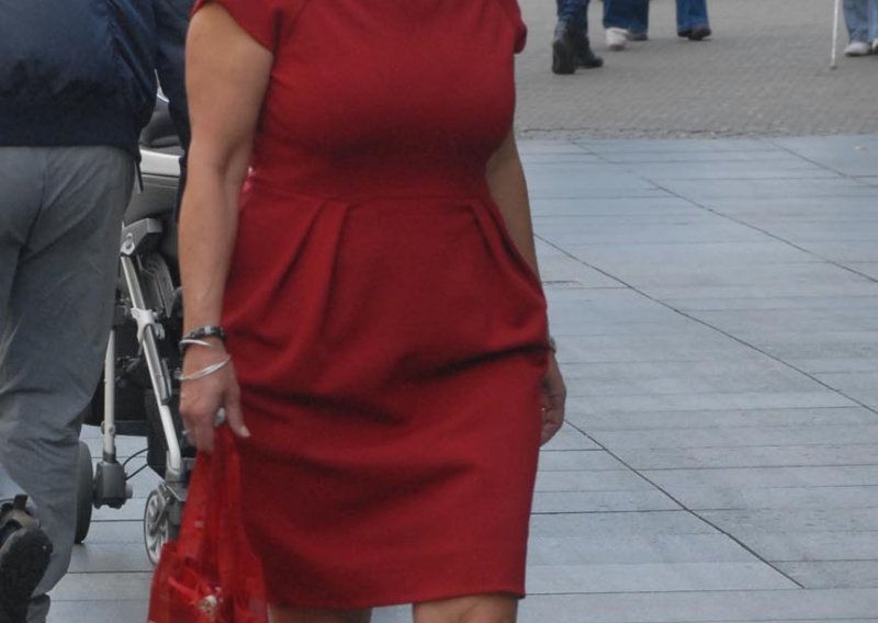 Vesna Pusić na špici u crvenoj haljini