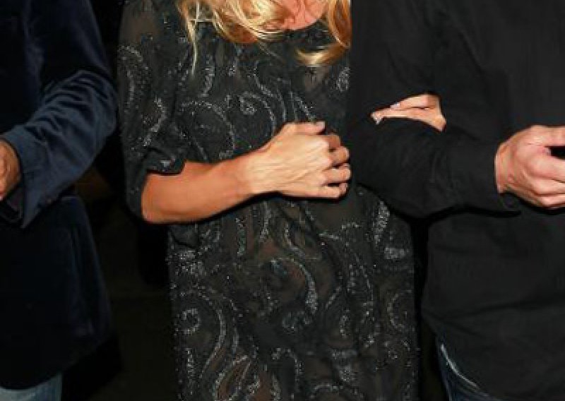 Pamela Anderson plijenila poglede u prozirnoj haljini
