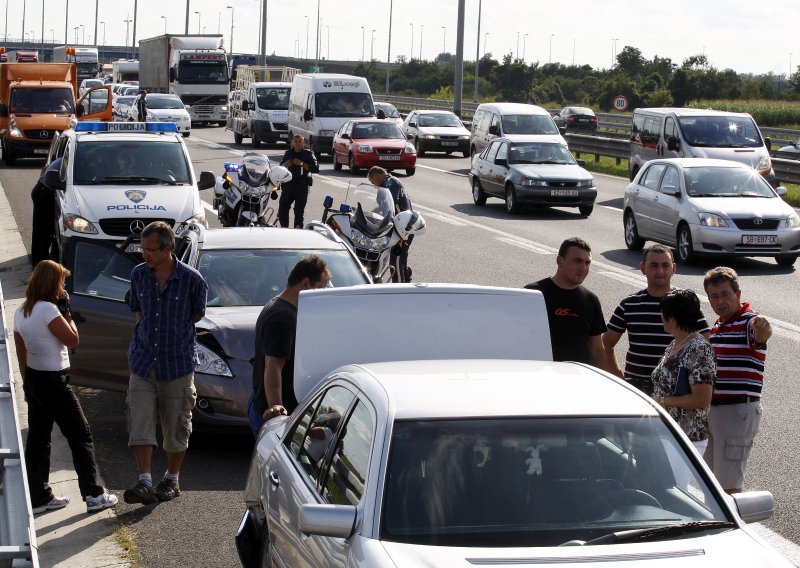 Kilometarska kolona zbog lančanog sudara