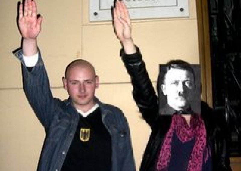 Desnica u zraku i Hitlerova faca ispred Židovske općine