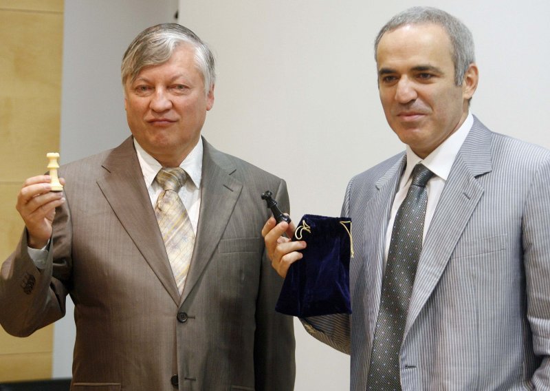 Kasparov i Karpov za istom šahovskom pločom