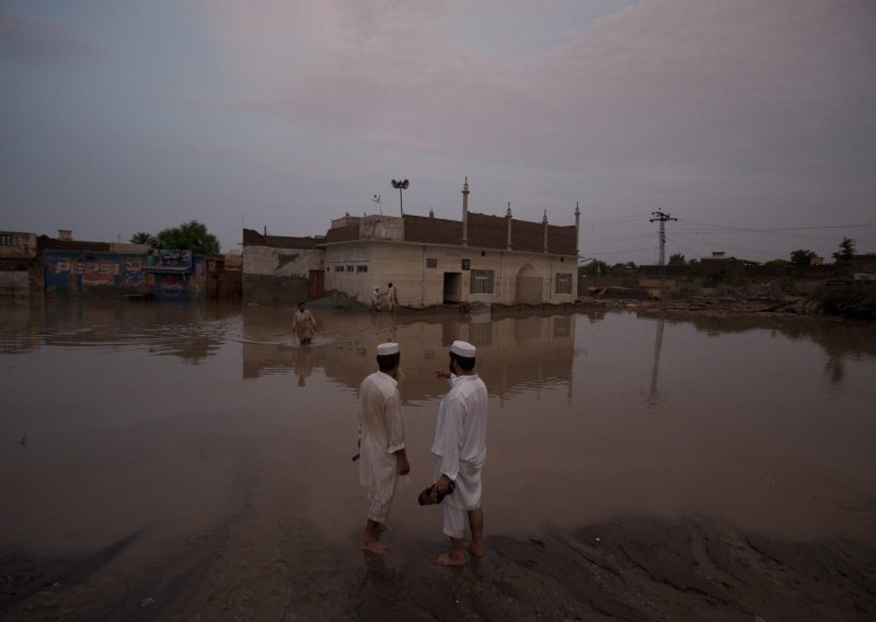 Poplavama pogođeno 2,5 milijuna Pakistanaca