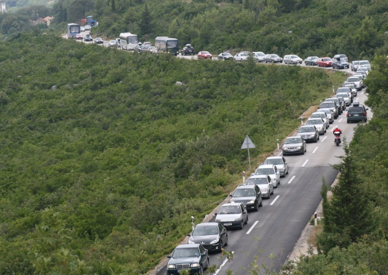 Potpuni prometni kolaps na izlazu s Dalmatine