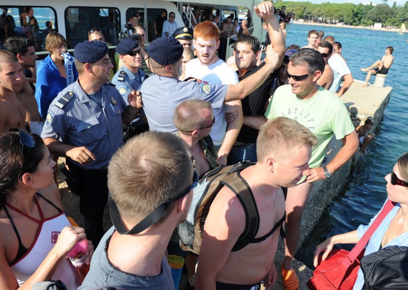 Zadranin udario češkog turista, intervenirala policija