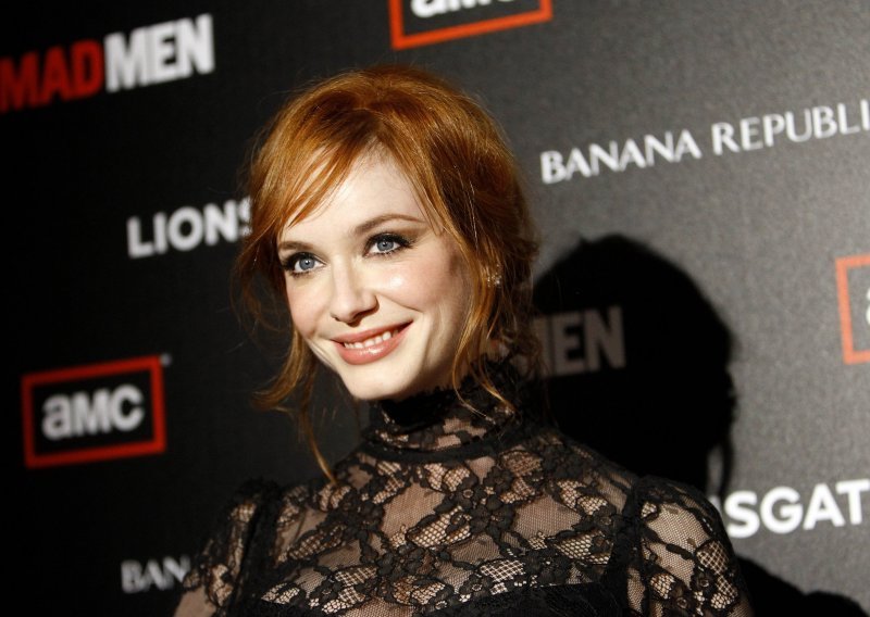 Christina Hendricks sakrila dekolte i pokazala noge