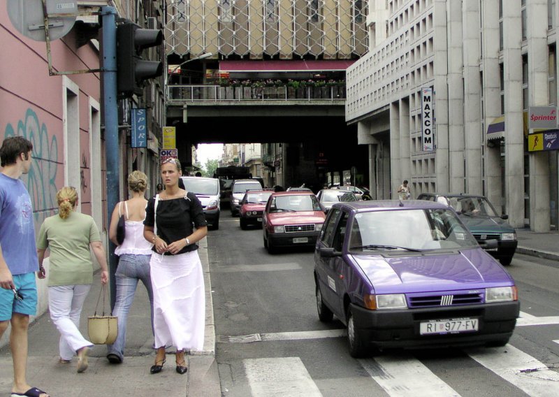 Vozeći nogostupom unatrag oborio pješaka