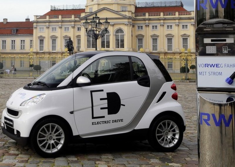 Smart u Parizu s električnim – skuterom!
