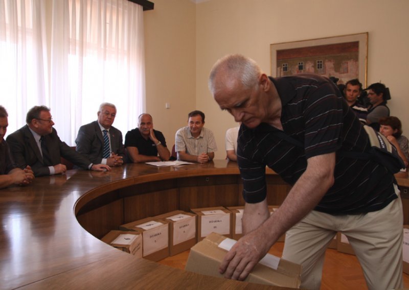 Trade unions deliver boxes with signatures to parliament