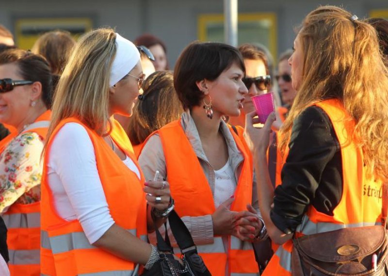 Stjuardese i Mišetić sjeli za stol