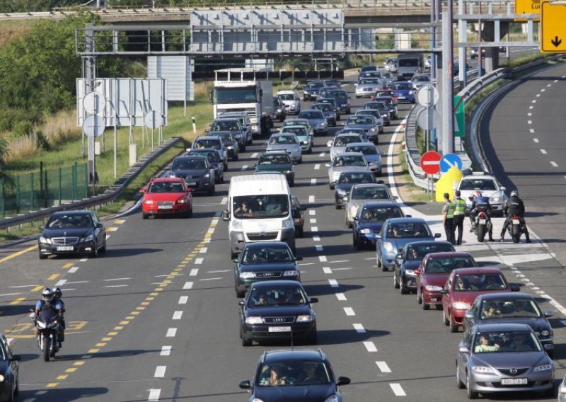 Gužve u prometu; vozi se u kolonama