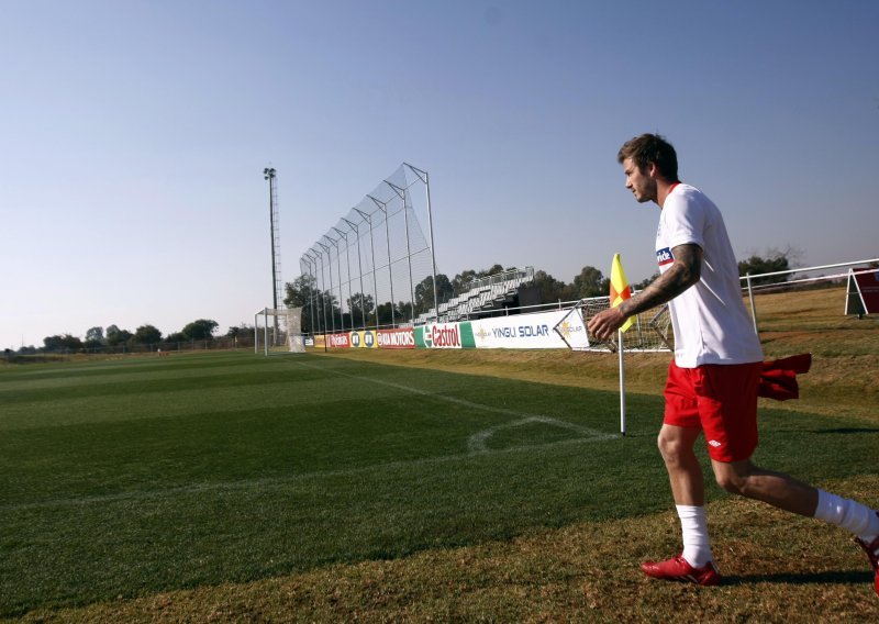 Ozlijeđeni Becks pomaže prestrašenim Englezima