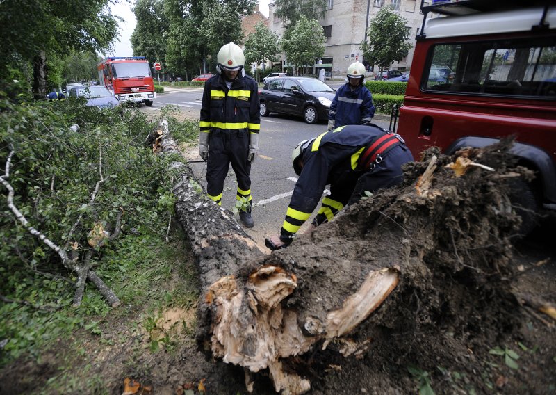 Strong wind disrupts traffic, power supply in Zagreb