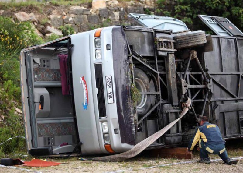 Prevrnuo se autobus s češkim turistima