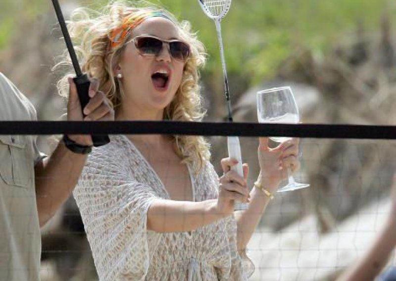 Kate Hudson pijana igrala badminton