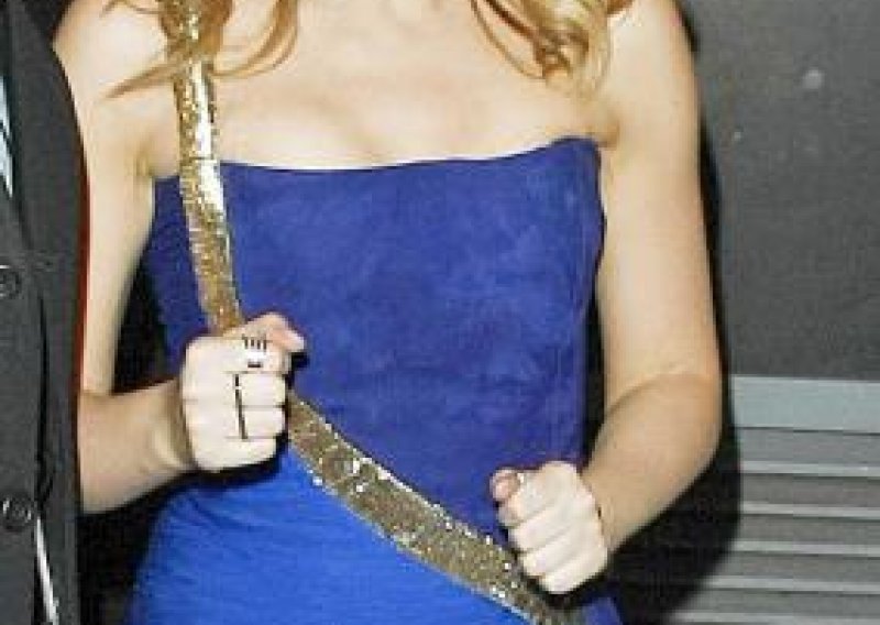 Kylie Minogue prebacila zlatnu zmiju preko ramena