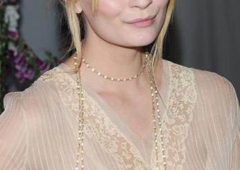 Mischa Barton sva čedna u bakinoj haljini