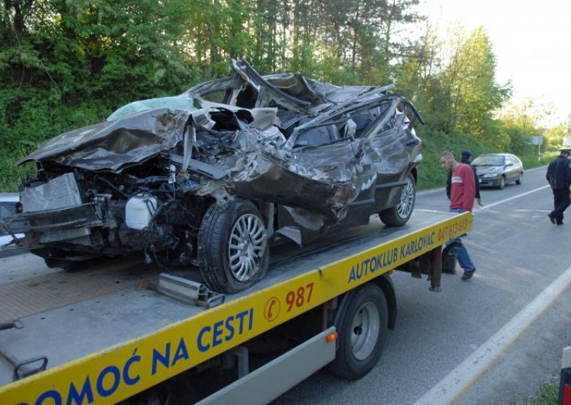 U sudaru kod Slunja poginula vozačica