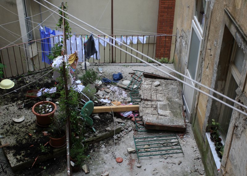 Puljanka propala s balkonom u dvorište