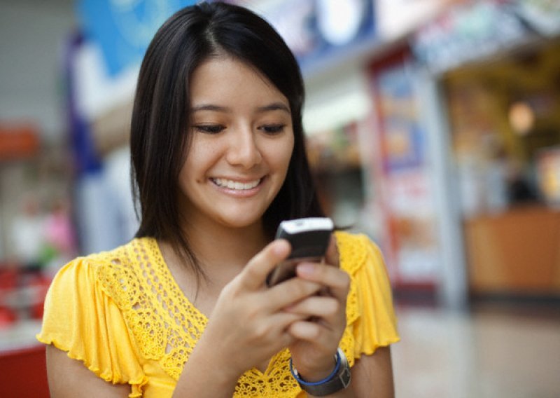 Tinejdžeri najviše komuniciraju SMS porukama