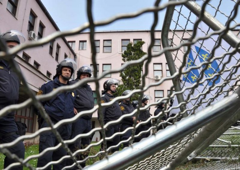 Nakon branitelja i navijači se sukobili s policijom