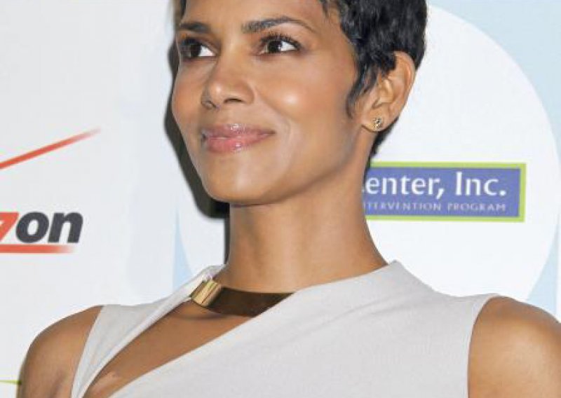 Halle Berry savršena u razrezanoj haljini