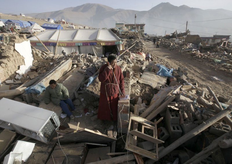 Masovna kremacija stotine trupala na Tibetu