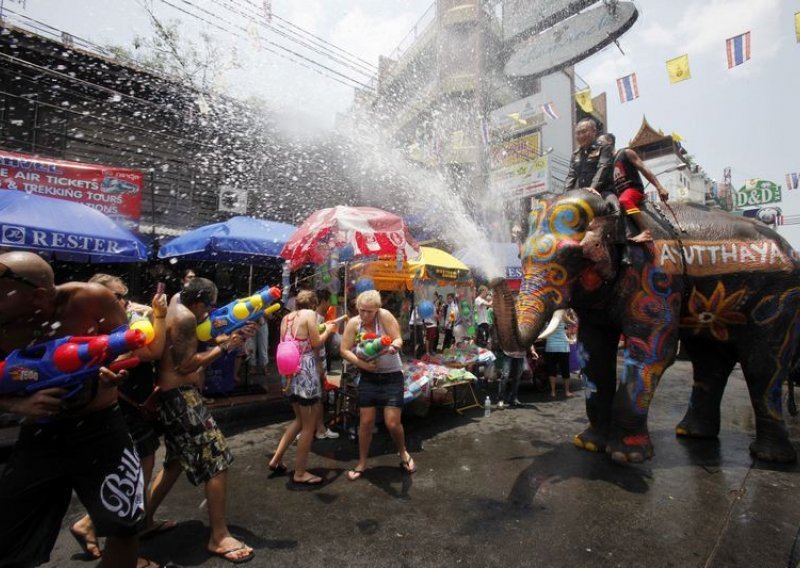 U Bangkoku se ljudi i slonovi polijevali vodom