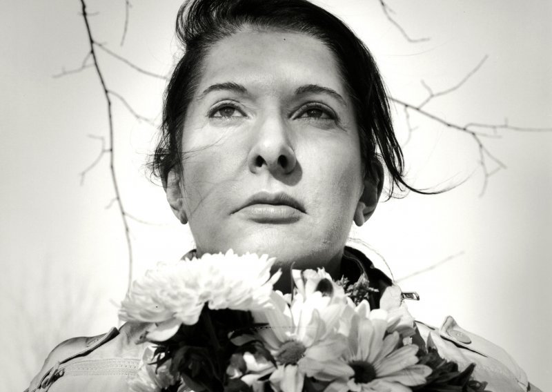 Marina Abramović o mračnoj Jugoslaviji i roditeljima koji su spavali s napunjenim pištoljima