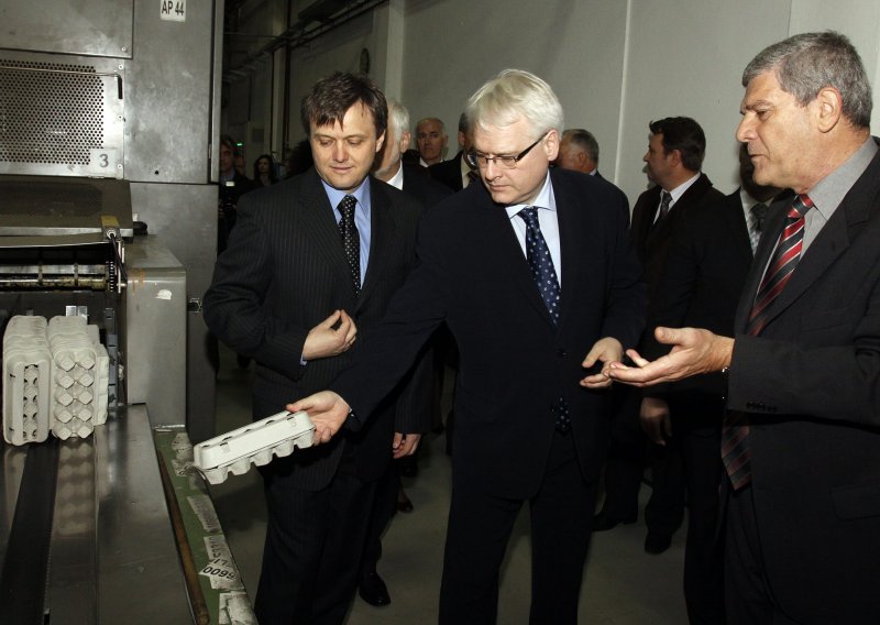 Josipovića pjesmom dočekao Zbor umirovljenika