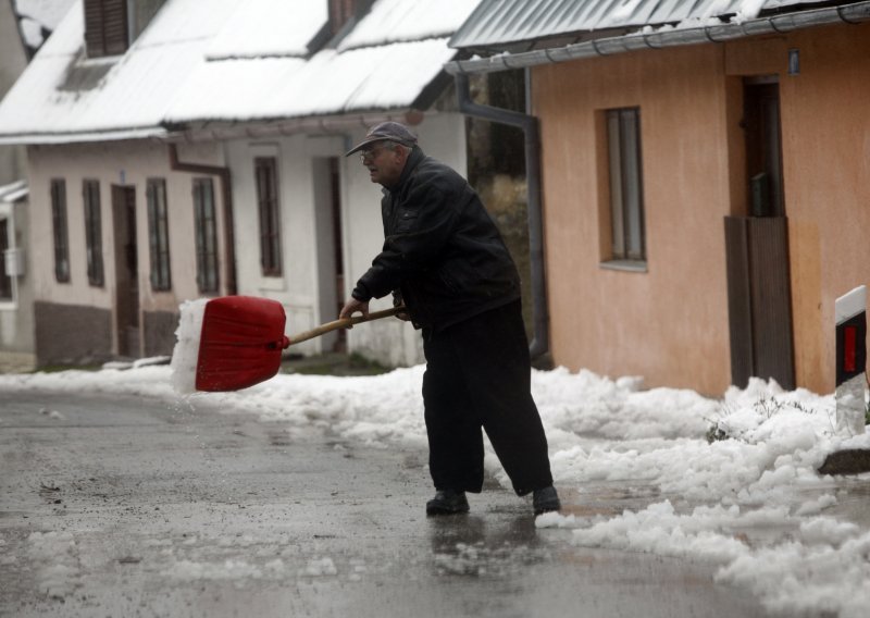 Snijeg prekrio Liku i Gorski kotar