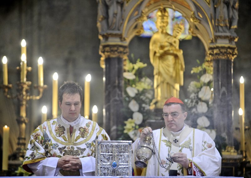 Bozanić predvodio uskrsno slavlje u zagrebačkoj katedrali