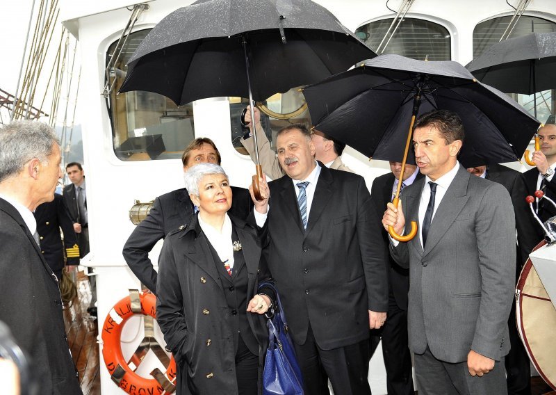 Premijerka krstila brod pa izbjegla novinare