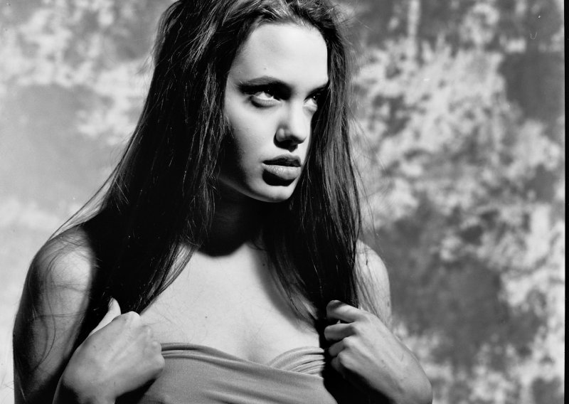 Slike 15-godišnje Angeline Jolie na aukciji