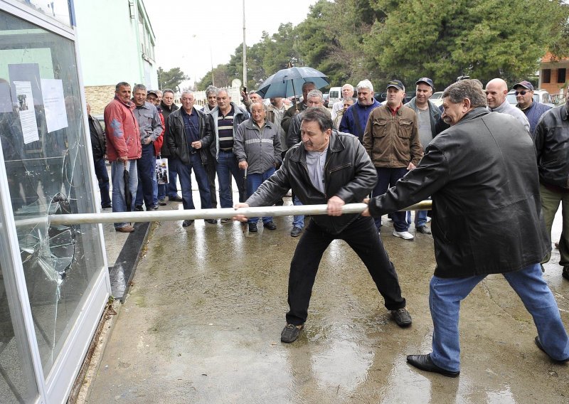 Salonit workers smash glass panes to enter factory