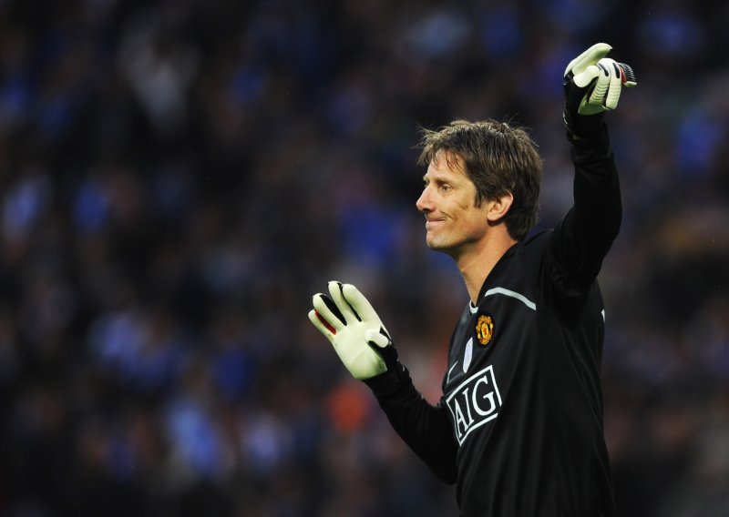 Van der Sar prošao pakao i vratio se Unitedu